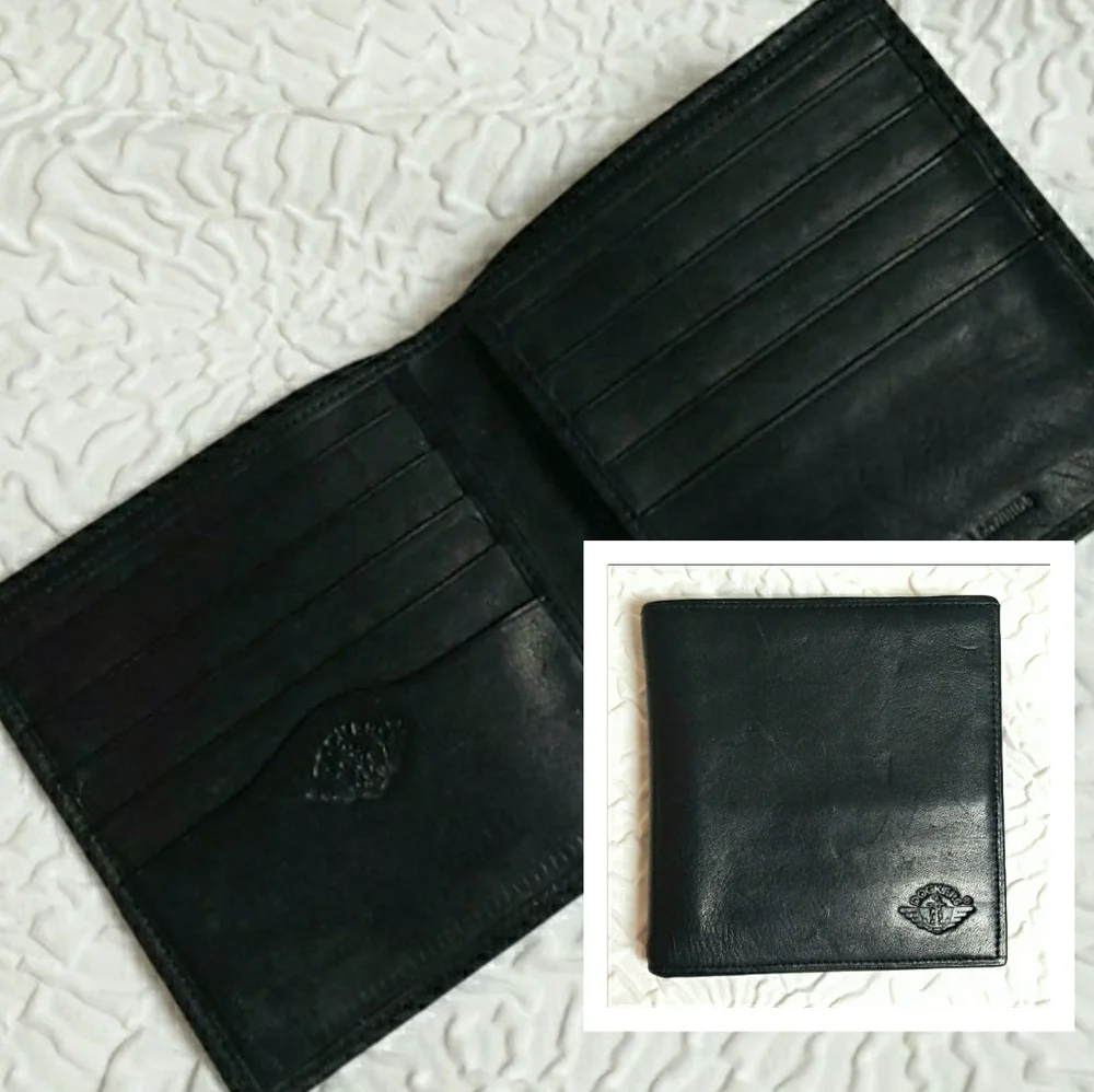 Docker Mens Fullgrain Leather black bifold square wallet. Size 4